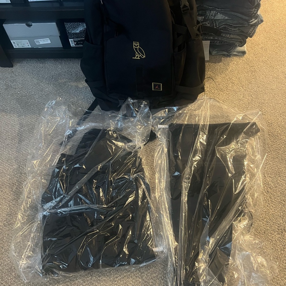 Rare Jordan Velour tracksuit with matching backpack. The size is XXL .